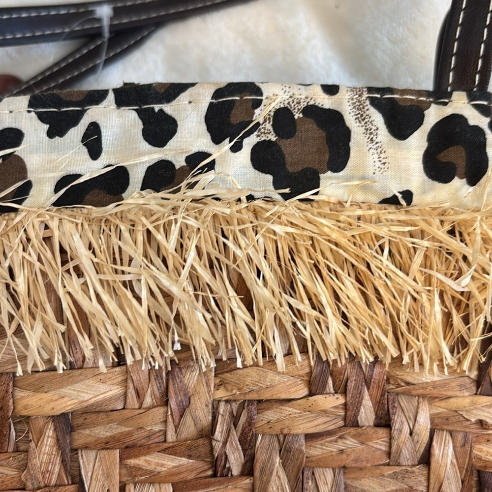 AUGUST BRAND..STRAW BAG HAS STRAW FRINGE ACCENT ANIMAL PRINT CLOTH INTERIOR 🤎 - Picture 4 of 9